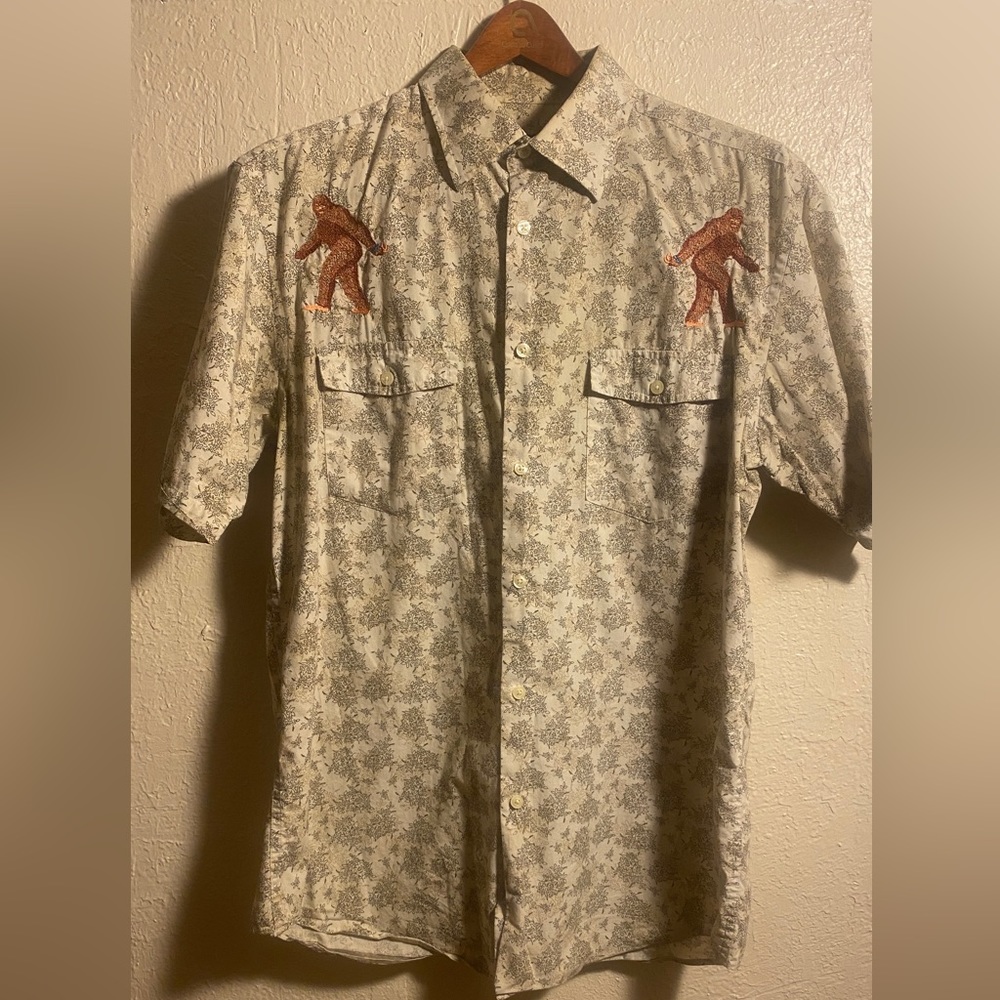 Vintage Alfani embroidered Sasquatch button up in perfect condition.